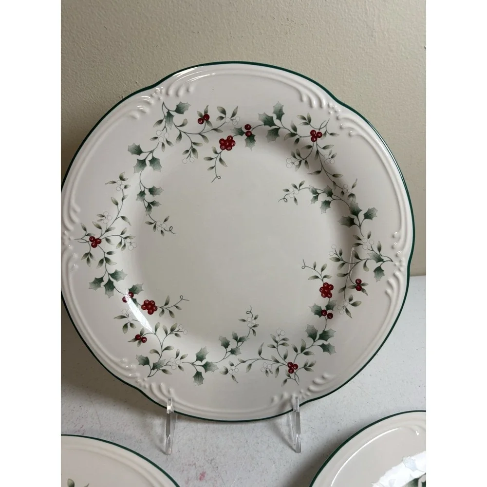 PFALTZGRAFF WINTERBERRY Berry Dinner Plates 10.5